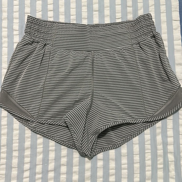 Lululemon Hotty Hot HR Short 2.5” Hype Stripe Raceday size 6 - Picture 1 of 5
